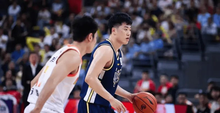 张皓嘉终暴走！末节打四号位统治攻守，可取代杜润旺，退场时哭了|广东|比赛|球迷|CBA|球员_新浪体育_新浪新闻